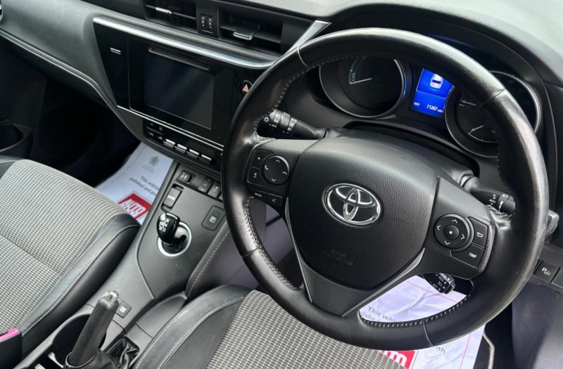 TOYOTA AURIS