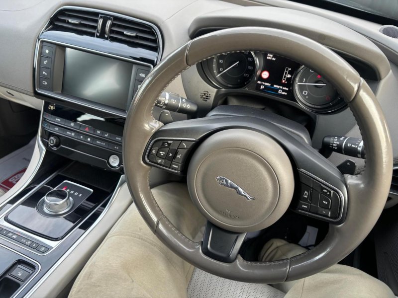 JAGUAR XE