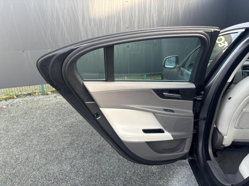 JAGUAR XE